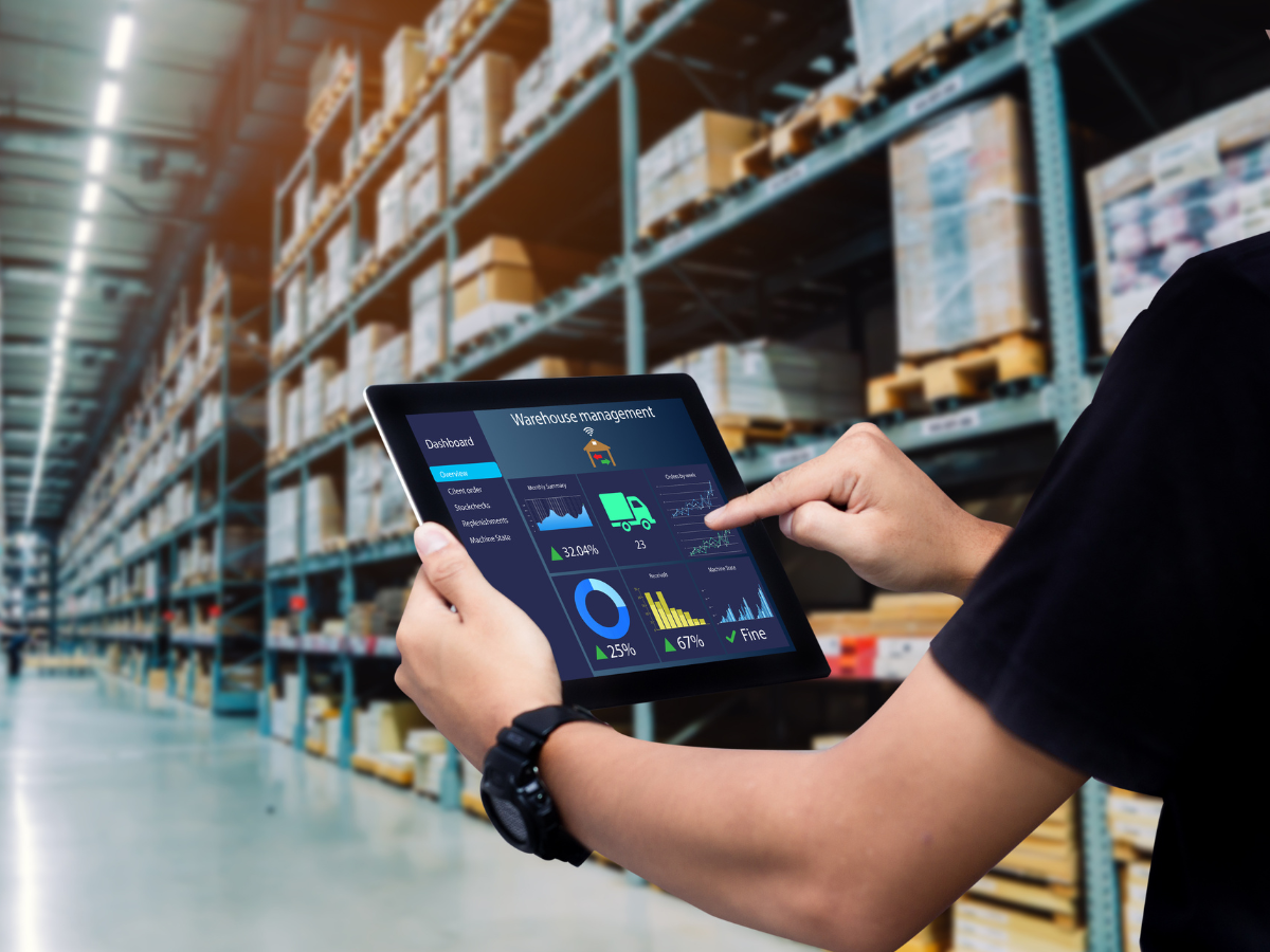 Osoba korzysta z tabletu do optymalizacji pracy