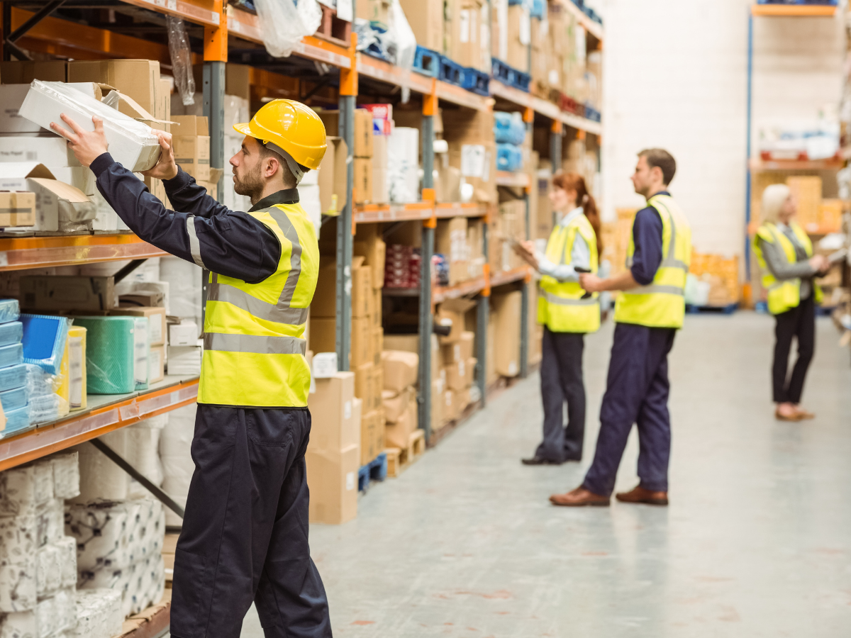 Pracownicy magazynu pełniący obowiązki